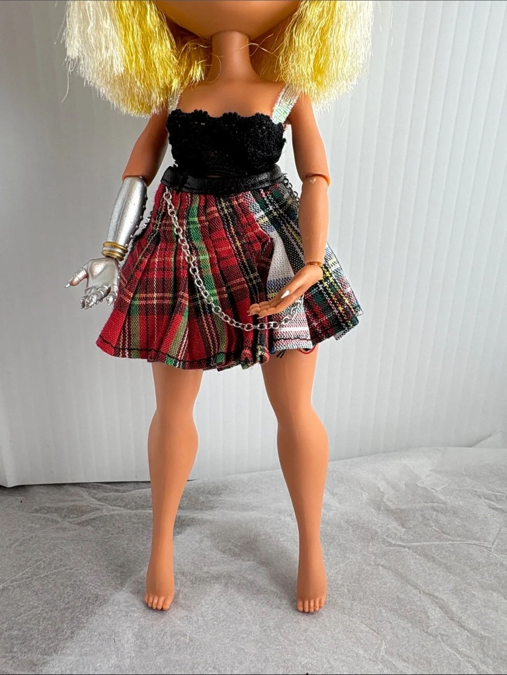 LOL Surprise OMG Remix Fame Queen Fashion Doll Plaid Skirt Outfit